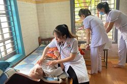 Khám sức khỏe tại nhà cho đối tượng chính sách