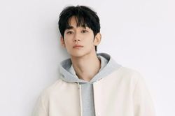 Kim Soo Hyun đang tận hưởng m&oacute;n qu&agrave; nh&acirc;n dịp kỷ niệm 19 năm ng&agrave;y ra mắt