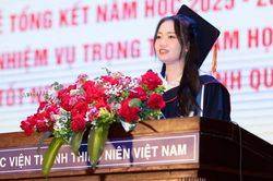 Thành tích 'khủng' của nữ Thủ khoa 'trường Đoàn': Đồng chủ biên sách chuyên khảo, giành giải thưởng khoa học cấp Bộ