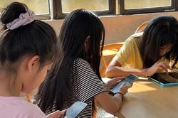 Dỗ trẻ bằng điện thoại, nguy hại khó lường