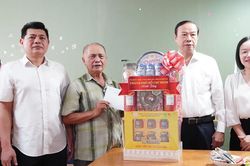 Lãnh đạo TPHCM thăm các gia đình chính sách tiêu biểu