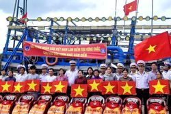 Hải qu&acirc;n V&ugrave;ng 2 tiếp sức ngư d&acirc;n vươn khơi, b&aacute;m biển