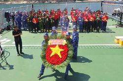Đoàn công tác Cảnh sát biển Việt Nam dâng hương tri ân các Anh hùng Liệt sĩ