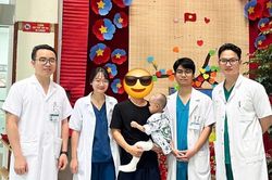 Ghép da giữ lại đôi chân cho bé trai 41 tháng tuổi bị rắn hổ mang cắn