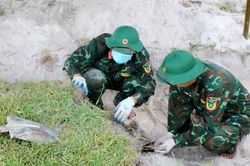 Kỳ 4: Khẽ nhẹ từng nắm đất t&igrave;m h&agrave;i cốt v&agrave; h&agrave;nh tr&igrave;nh 'trả lại t&ecirc;n' cho c&aacute;c anh