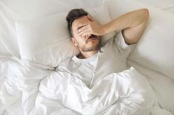 Ngủ đủ giấc vẫn mệt mỏi b&aacute;o động g&igrave; về sức khỏe?