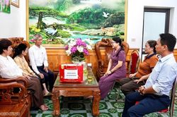 Cục Phục vụ Ngoại giao đo&agrave;n thăm, tri &acirc;n B&agrave; mẹ Việt Nam anh h&ugrave;ng tại Tuy&ecirc;n Quang