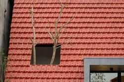 Ngôi nhà mái dốc lớn với khoảng sân mở