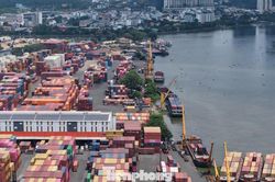 TPHCM xoay trục gần 100 cảng biển thế nào?