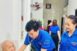 Thanh niên hỗ trợ khám bệnh, phát thuốc tri ân người có công