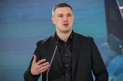 Khăng khăng đ&ograve;i ghế cũ, cựu Bộ trưởng Quốc ph&ograve;ng Ukraine đẩy Tổng thống Zelensky v&agrave;o thế kh&oacute;