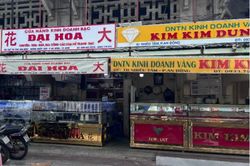 Cảnh khác lạ khi giá vàng giảm không ngừng