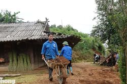 Thanh ni&ecirc;n L&agrave;o Cai dọn dẹp b&ugrave;n đất, gi&uacute;p b&agrave; con v&ugrave;ng lũ ổn định cuộc sống