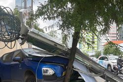 Hai ô tô va chạm lao lên vỉa hè, húc đổ pano dưới chân cầu Ba Son
