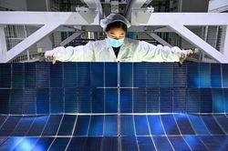 Trung Quốc tái cấu trúc ngành pin lithium và năng lượng mặt trời