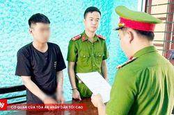 M&acirc;u thuẫn tr&ecirc;n b&agrave;n bia, thanh ni&ecirc;n v&aacute;c dao n&aacute;o loạn l&agrave;ng qu&ecirc;