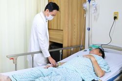 Một quyết định sai khiến người đàn ông suýt liệt