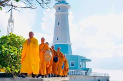 Để tiếng chu&ocirc;ng ch&ugrave;a giữa tr&ugrave;ng khơi m&atilde;i &acirc;m vang th&ocirc;ng điệp của h&ograve;a b&igrave;nh