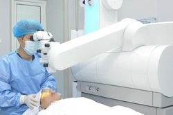 Bệnh viện Mắt Trung ương nói gì khi bị tố tráo đổi phương pháp mổ cận?