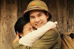 X&uacute;c động bức ảnh phục dựng liệt sĩ Huỳnh Văn Qu&ecirc;n &ocirc;m vợ v&agrave;o l&ograve;ng