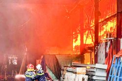Cháy lớn tại xưởng sản xuất kính ở Thái Nguyên, cột khói đen bốc ngút trời