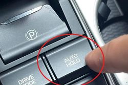 Nhiều tài xế tự làm khó mình khi mặc định bật Auto Hold cả khi lái xe trong phố