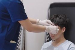 Cậu bé nhìn ai cũng xa lạ, nhận món quà vô giá từ một người chưa từng gặp