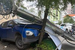 Hai &ocirc; t&ocirc; lao l&ecirc;n vỉa h&egrave; sau c&uacute; t&ocirc;ng mạnh dưới ch&acirc;n cầu Ba Son, t&uacute;i kh&iacute; bung ra