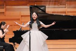 Thủ khoa Thanh nhạc 16 tuổi l&agrave; học tr&ograve; của Tiến sĩ Phương Nga