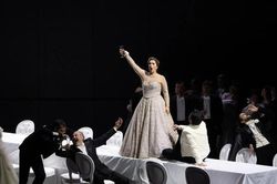 Chiếc đ&egrave;n ch&ugrave;m kỷ lục trong vở diễn La Traviata