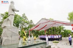 Đoàn đại biểu VKSND tối cao dâng hương tưởng nhớ đồng chí Hoàng Quốc Việt