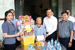 Phó Chủ tịch UBND TP Hồ Chí Minh Nguyễn Công Vinh thăm, tặng quà gia đình chính sách