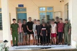 Bắt nhóm 15 thanh thiếu niên mang hung khí 'hỗn chiến' trong đêm