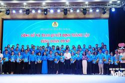 Li&ecirc;n đo&agrave;n Lao động tỉnh Nghệ An trao quyết định th&agrave;nh lập 70 c&ocirc;ng đo&agrave;n cơ sở