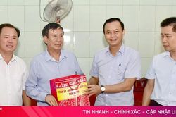 Trưởng ban Tuy&ecirc;n gi&aacute;o v&agrave; D&acirc;n vận Tỉnh ủy tặng qu&agrave; người c&oacute; c&ocirc;ng với c&aacute;ch mạng