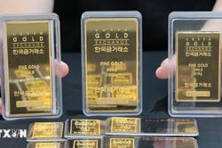 Gi&aacute; v&agrave;ng thế giới giảm 2% trước lo ngại về &aacute;p lực tăng l&atilde;i suất