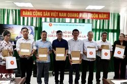 Gia Lai: Trao trả hồ sơ, kỷ vật của c&aacute;n bộ đi B sau hơn 70 năm lưu giữ