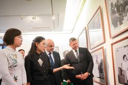 Dấu ấn 50 năm quan hệ Việt Nam-Thái Lan qua Triển lãm ảnh 'Lăng kính Ngoại giao'