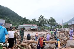 Từ t&acirc;m lũ Mường Than: S&aacute;ng m&atilde;i tinh thần' V&igrave; nước qu&ecirc;n th&acirc;n, v&igrave; d&acirc;n phục vụ'