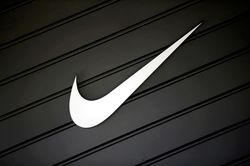 Ph&aacute;t hiện nh&agrave; m&aacute;y sản xuất số lượng lớn gi&agrave;y giả mạo nh&atilde;n hiệu Nike xuất khẩu