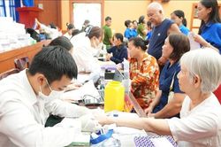 Tri ân những người nằm xuống, viết tiếp khát vọng non sông