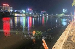 Khẩn trương tìm kiếm người đuối nước mất tích trên rạch Long Xuyên