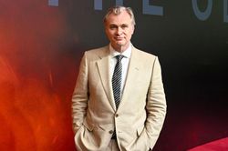 Christopher Nolan cấm tuyệt đối một món đồ trên phim trường, nữ diễn viên Anne Hathaway từng bị nhắc nhở
