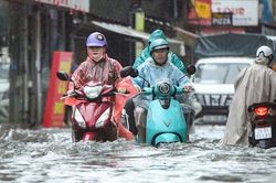 Mưa gi&ocirc;ng tr&uacute;t xuống H&agrave; Nội, đề ph&ograve;ng lốc, s&eacute;t v&agrave; gi&oacute; giật mạnh