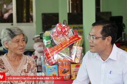 Lãnh đạo tỉnh Cà Mau thăm, tặng quà người có công