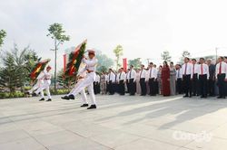 Đo&agrave;n l&atilde;nh đạo x&atilde; T&acirc;n Nhựt d&acirc;ng hoa, d&acirc;ng hương tưởng niệm c&aacute;c anh h&ugrave;ng liệt sĩ