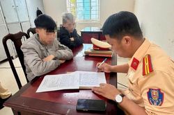 Thanh niên 'bốc đầu' xe máy để quay TikTok