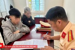 Thanh ni&ecirc;n 'bốc đầu' xe m&aacute;y để quay TikTok