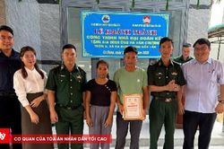 Bàn giao 'Nhà Đại đoàn kết' tặng hộ cận nghèo biên giới Đắk Lắk