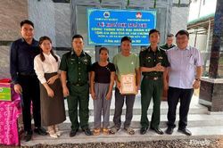Bàn giao 'Nhà Đại đoàn kết' tặng hộ cận nghèo biên giới Đắk Lắk